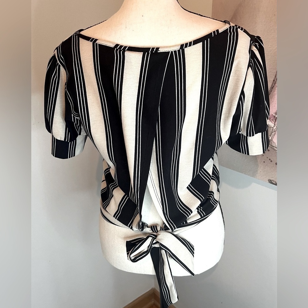 Daily Special Black and Cream Striped Cropped Tie Back Top Women’s Size Medium